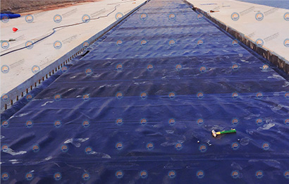 底垫片展开就位