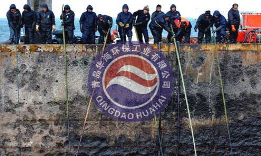 青岛华海环保工业有限公司全力清理黄岛输油管道爆炸溢油